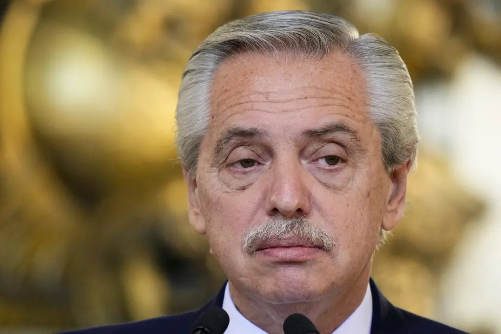 El presidente argentino Alberto Fernández asiste a una conferencia de prensa con la presidenta de la Comisión Europea Ursula von der Leyen, en la casa de gobierno en Buenos Aires, Argentina, e1 13 de junio de 2023. (AP Foto/Natacha Pisarenko, Archivo)