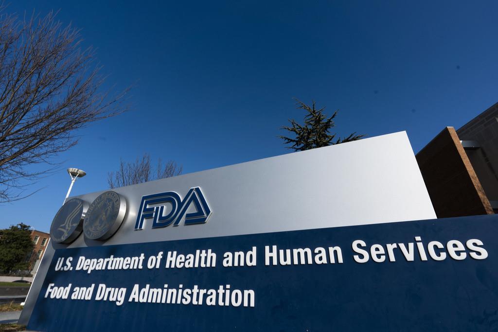 Esta imagen muestra el rótulo de las oficinas de la Administración de Medicamentos y Alimentos de Estados Unidos (FDA, por sus siglas en inglés), el 10 de diciembre de 2020, en Silver Spring, Maryland. (Foto AP/Manuel Balce Ceneta, Archivo)