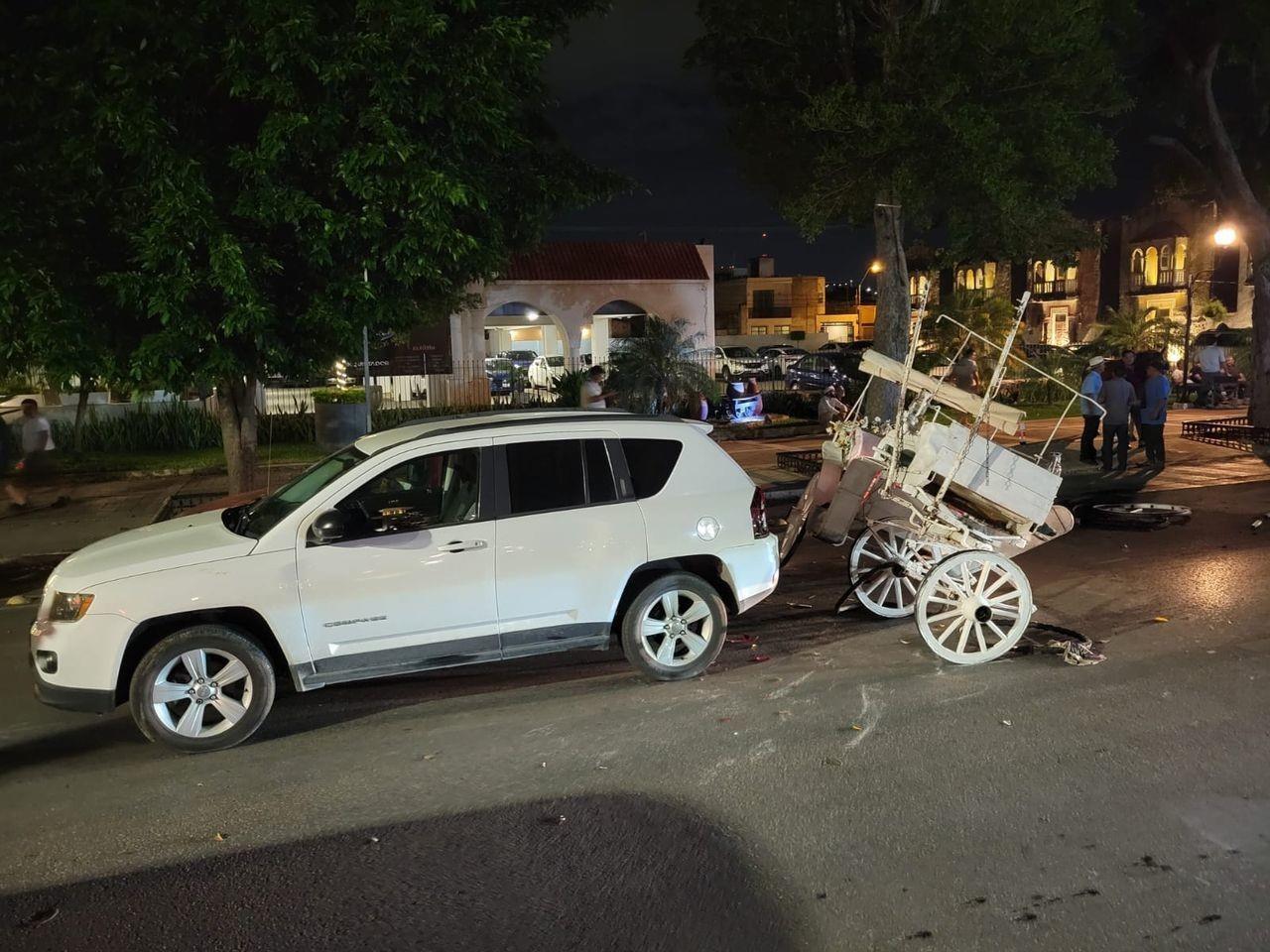 Una calesa jalada por un caballo quedó destrozada en la parte trasera luego que el guiador de un automóvil no se fijara del carro ante la falta de precaución.- Foto de Dealers de Opinión