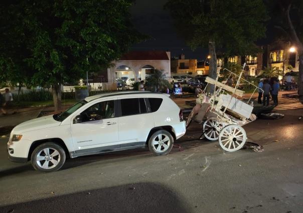 Calesa queda destrozada tras ser chocada por un auto en Paseo de Montejo