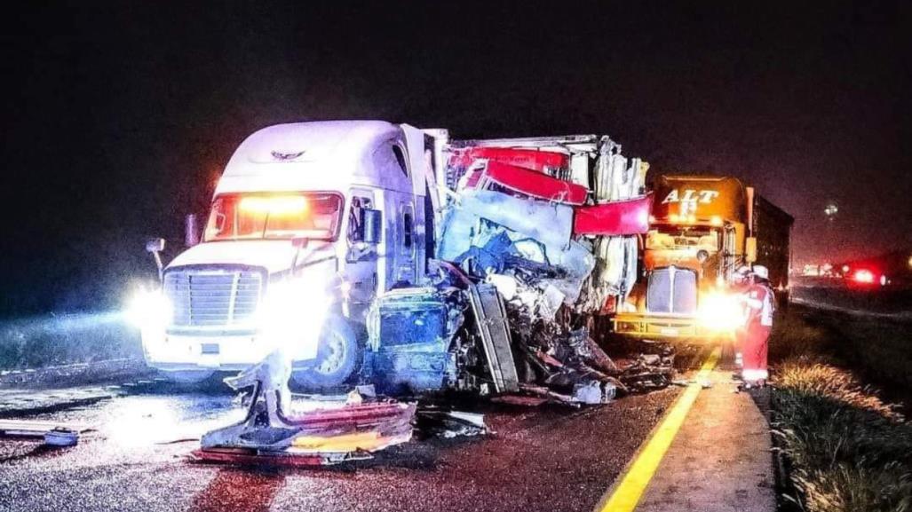 Muere varón en accidente entre 3 tráileres y un auto en la Matehuala - Saltillo