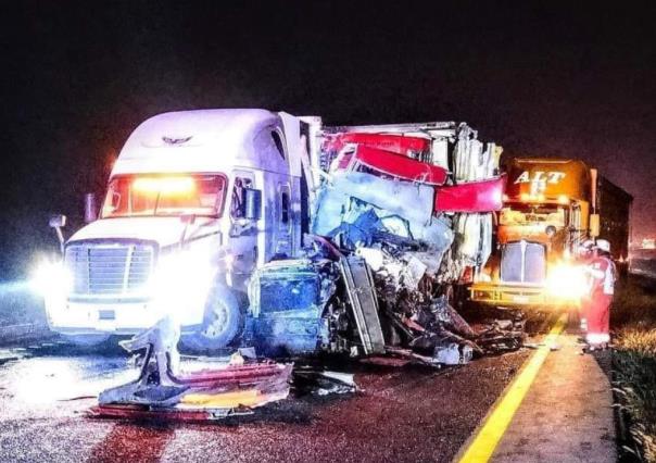 Muere varón en accidente entre 3 tráileres y un auto en la Matehuala - Saltillo