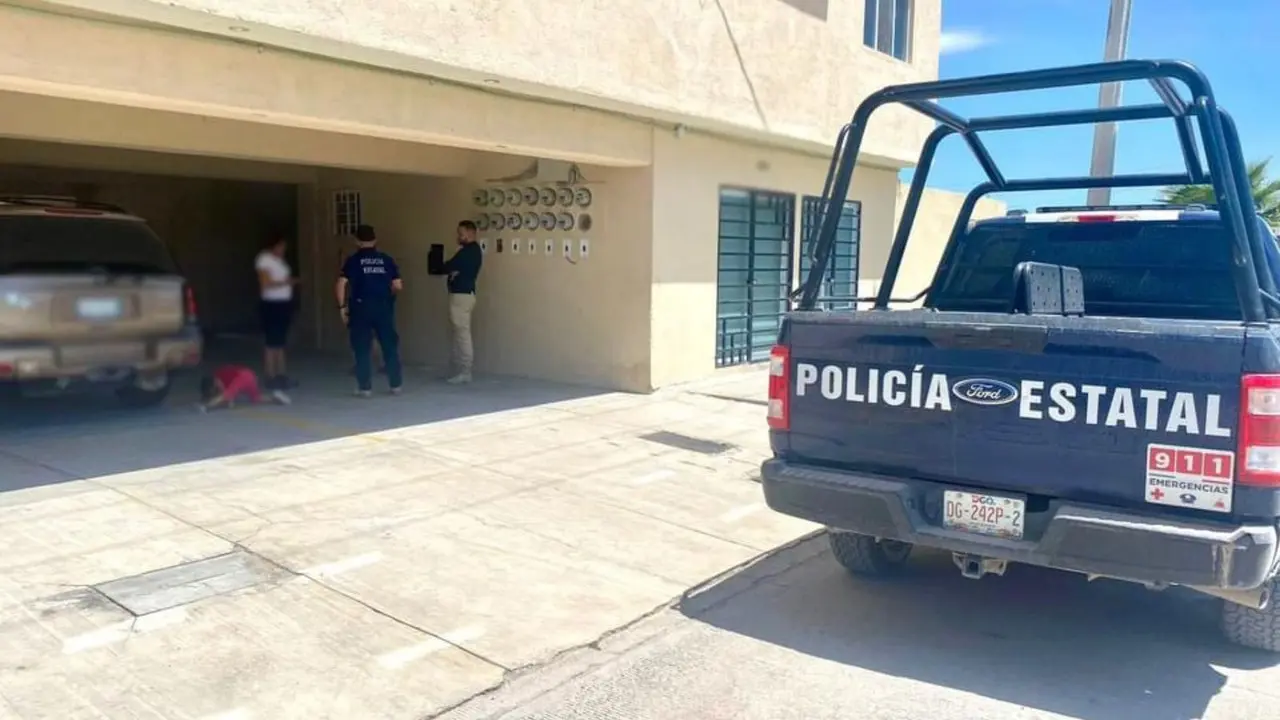 Agentes de la Policía Estatal atendiendo el llamado de la familia extorsionada. Foto: Facebook SSP Durango.