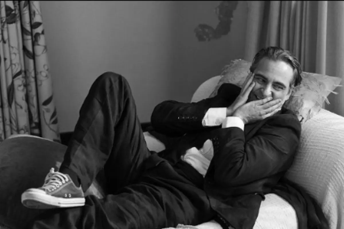 Joaquin Phoenix posando en sillón Foto: Instagram @joaquinlphoenix