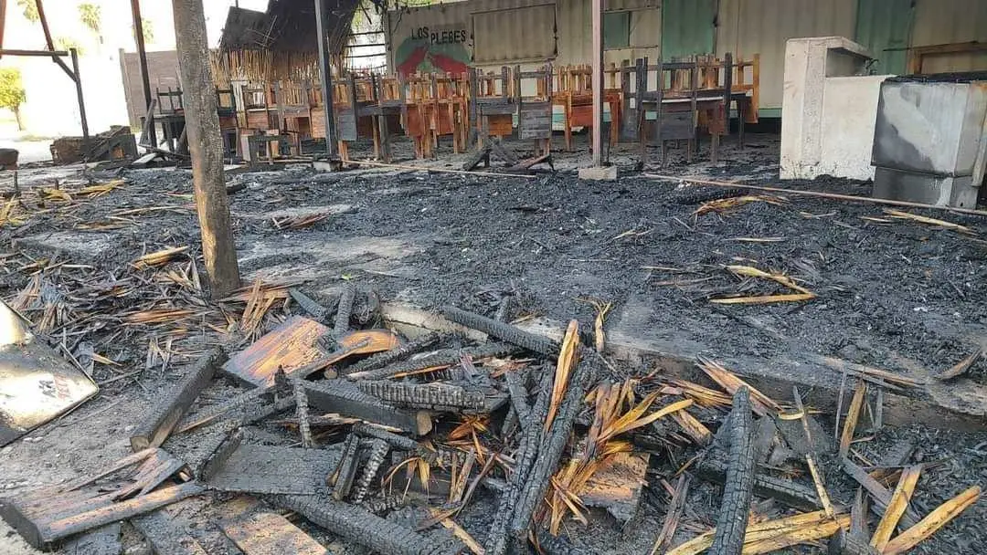 Un incendio registrado durante la madrugada de hoy destruyó casi por completo el restaurante de mariscos estilo sinaloense Los Plebes en Ciudad Victoria.