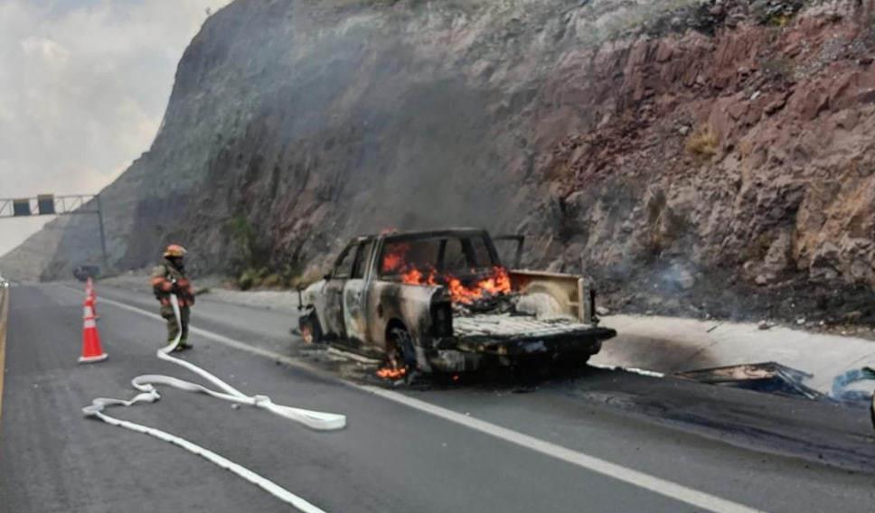 Se incendia camioneta de paisanos en libramiento Norponiente en Ramos Arizpe