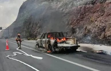 Se incendia camioneta de paisanos en libramiento Norponiente en Ramos Arizpe