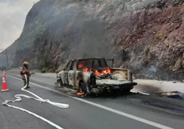 Se incendia camioneta de paisanos en libramiento Norponiente en Ramos Arizpe