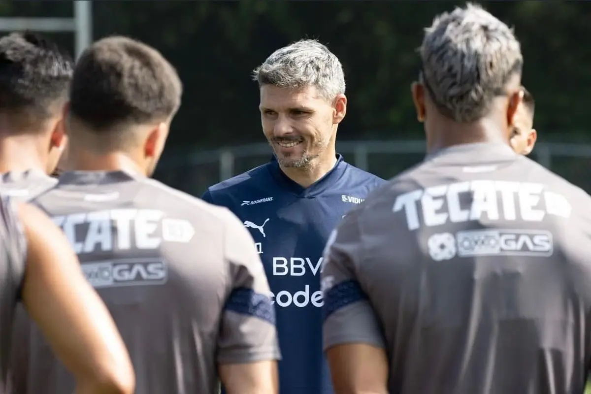 Fernando Ortiz dirigiendo entrenamiento de Rayados Foto: X(Twitter) @OrtizTano