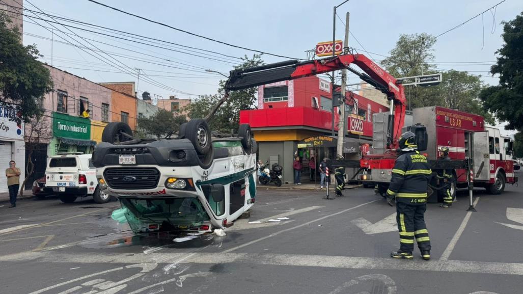 Ambulancia termina volcada tras pasarse el alto en la colonia Obrera