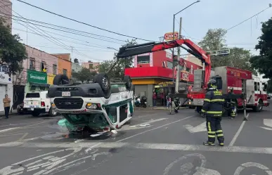 Ambulancia termina volcada tras pasarse el alto en la colonia Obrera