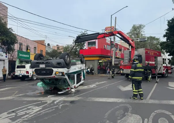 Ambulancia termina volcada tras pasarse el alto en la colonia Obrera