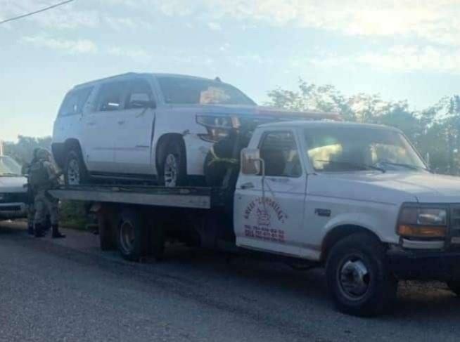 Una de las camionetas que fueron dañadas por los impactos de bala. Foto: XEVT