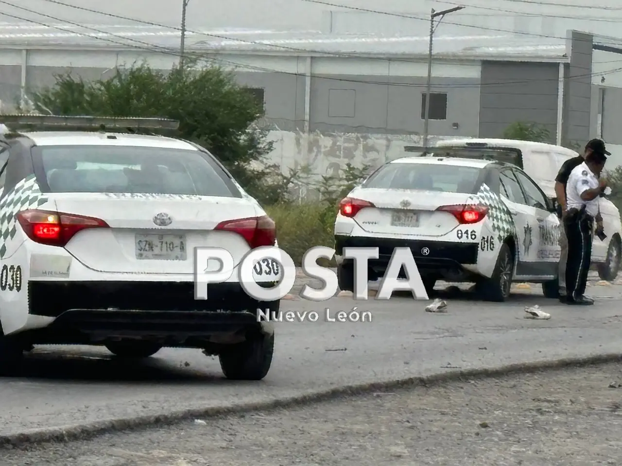 Elementos de la Policía de Ciénega de Flores tras el accidente vial. Foto: Raymundo Elizalde.