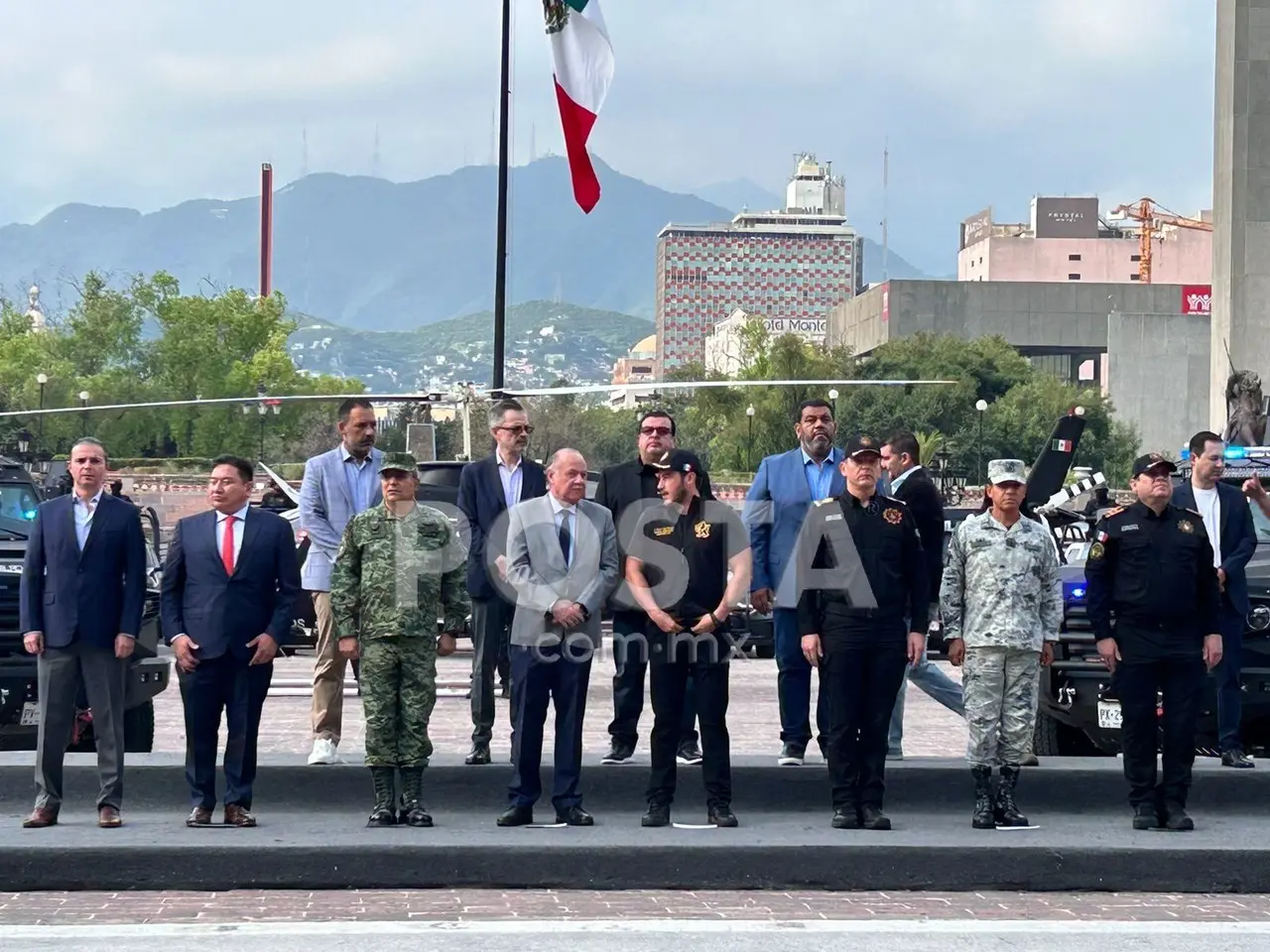 El gobernador Samuel García con los demás miembros del gabinete de seguridad en la entrega de patrullas a Fuerza Civil. Foto: Rosy Sandoval.