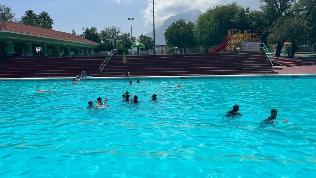 Aprovechan vacaciones para refrescarse en el Parque España