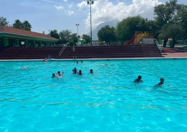 Aprovechan vacaciones para refrescarse en el Parque España