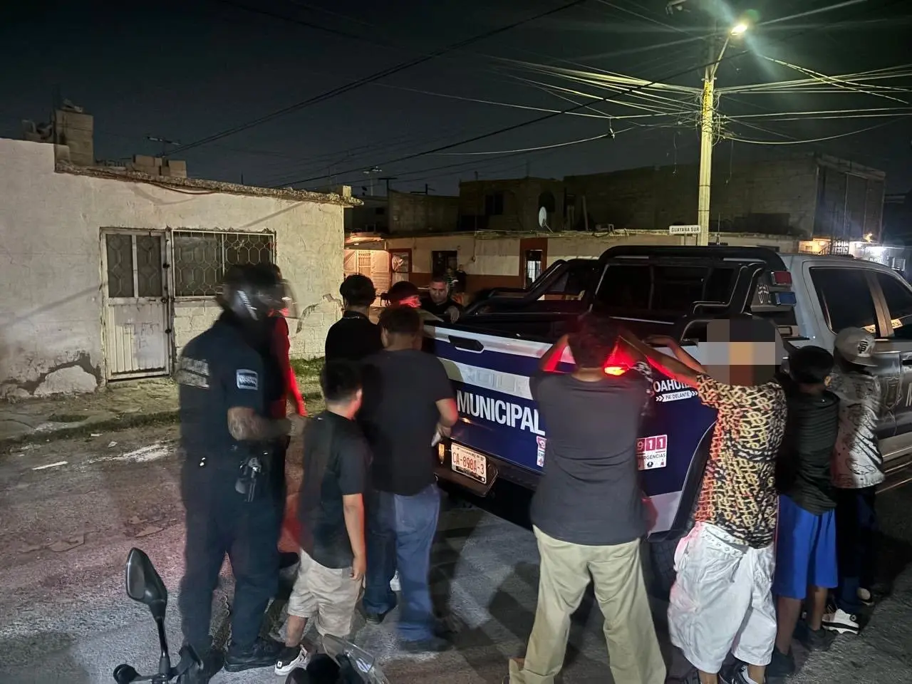 Policías realizan revisiones a jóvenes en la calle en diversas colonias de Torreón. Foto: Seguridad Pública