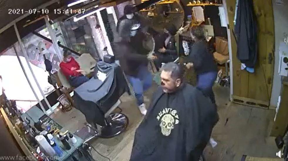 Asaltan barbería en Toluca, entre los afectados hay un niño (VIDEO)