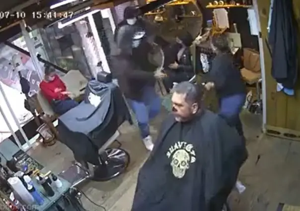 Asaltan barbería en Toluca, entre los afectados hay un niño (VIDEO)