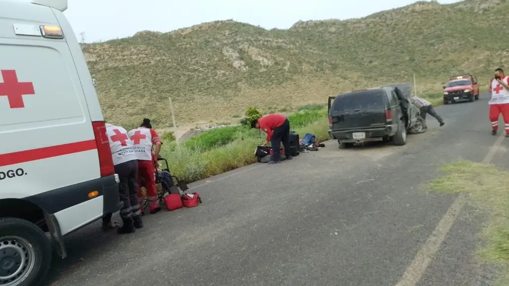 3 lesionados al caer a un barranco tras reventar llanta trasera de su camioneta