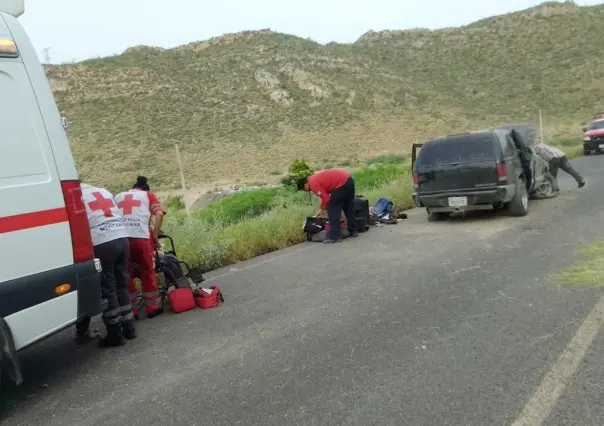 3 lesionados al caer a un barranco tras reventar llanta trasera de su camioneta