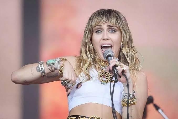 ¿Miley Cyrus cerrando negociaciones para actuar en Súper Bowl 2025? Esto se sabe