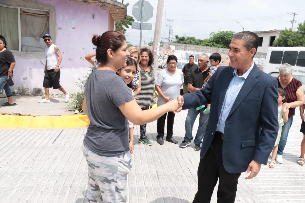 Inaugura Francisco Treviño pavimentación hidráulica en la colonia Los Cometas