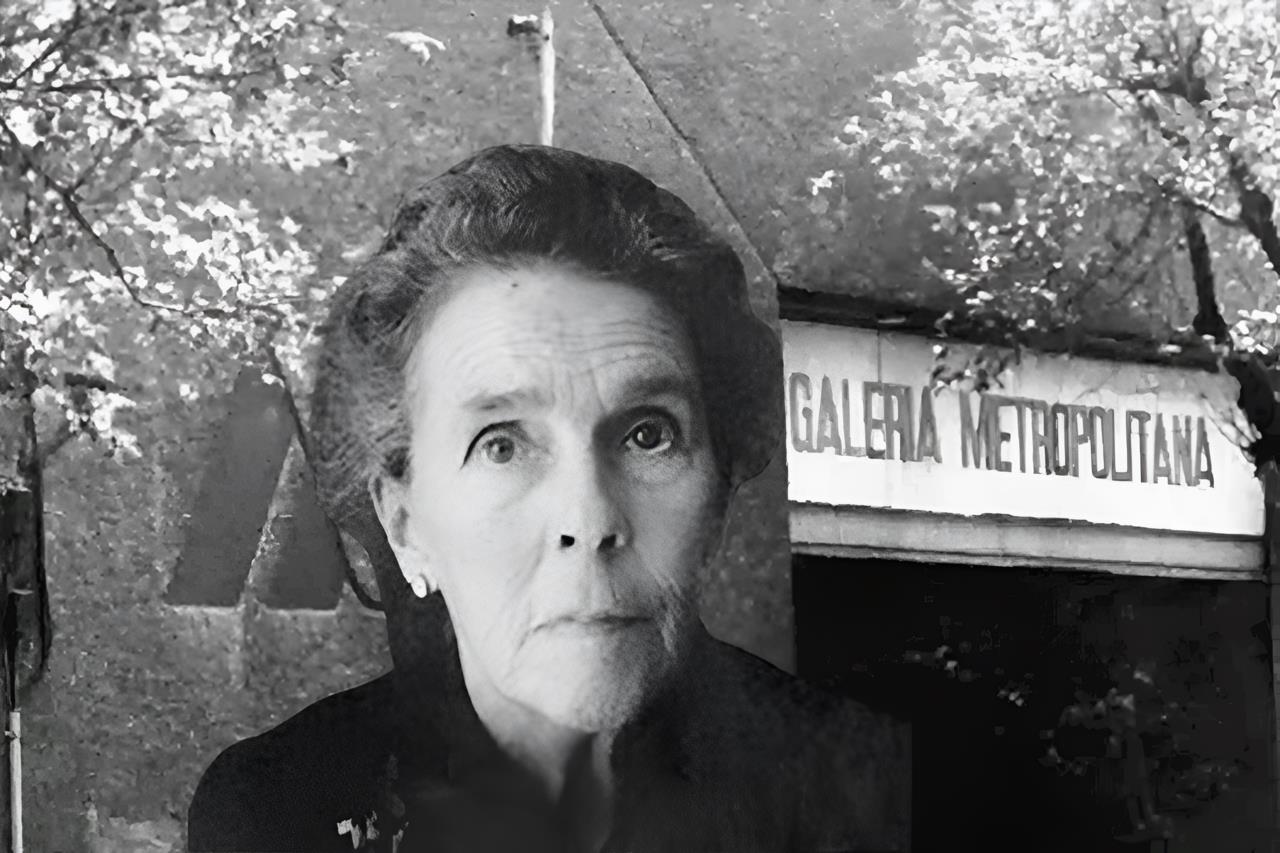 Leonora Carrington y fachada de la Galería Metropolitana.    Foto: Especial