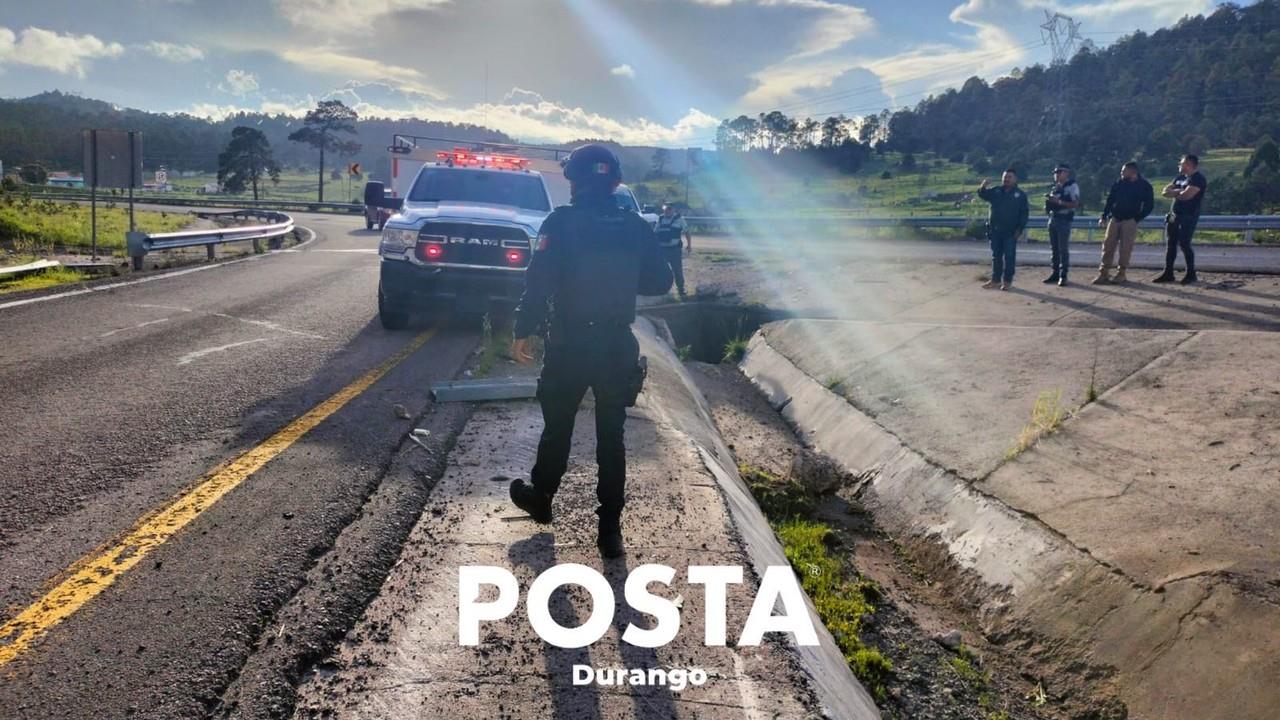 Autoridades desde el lugar donde se accidentó en su motocicleta el ahora occiso. Foto: Especial/POSTAMX.