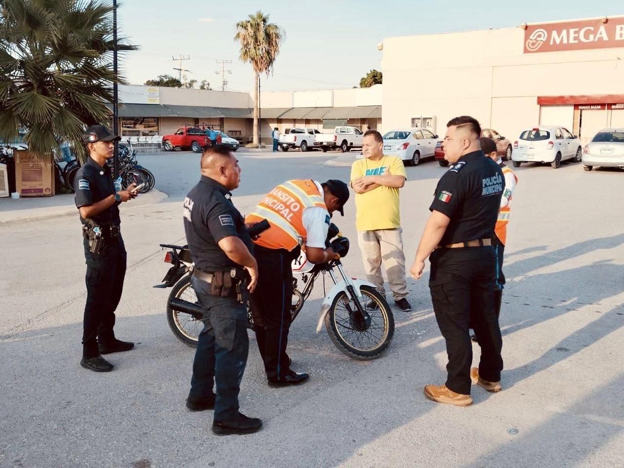 Policías y agentes de tránsito revisan a un motociclista en Torreón. Foto: Seguridad Pública