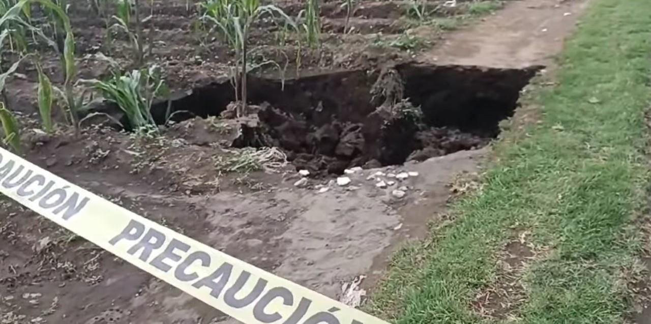 Campesinos de Cocotitlán cada vez más preocupados porque siguen apareciendo grietas en sus milpas. Foto: Captura de pantalla