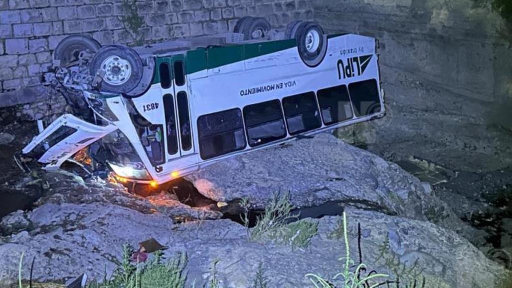 Transporte de personal cae a un arroyo en la colonia Nueva Jerusalén