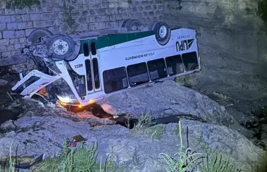 Transporte de personal cae a un arroyo en la colonia Nueva Jerusalén