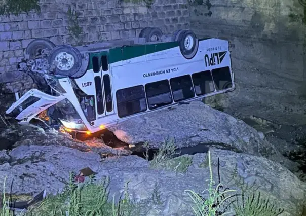 Transporte de personal cae a un arroyo en la colonia Nueva Jerusalén