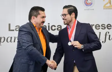 David de la Peña recibe Presea Israel Cavazos Garza