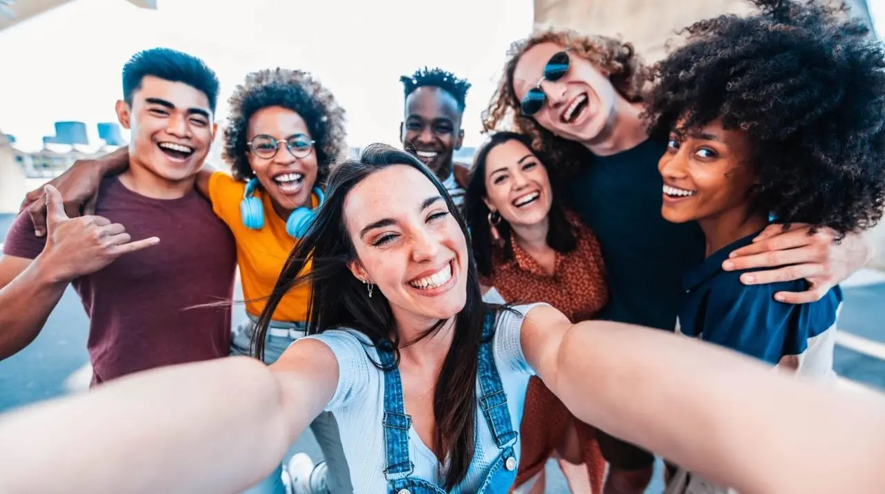 Este 2024 el Día Internacional de la Juventud busca resaltan su importancia en generaciones digitales. Foto: Istock