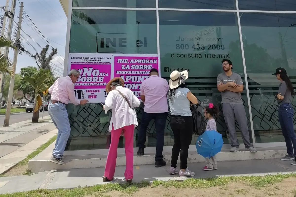 Manifestantes colocaron cárteles en el módulo del INE. Créditos: Jesús Padilla.