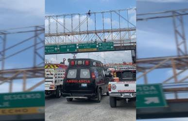 Mujer se sube sin seguridad a espectacular instalado en puente peatonal