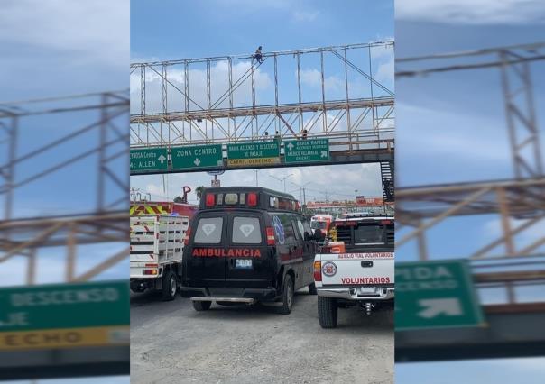 Mujer se sube sin seguridad a espectacular instalado en puente peatonal