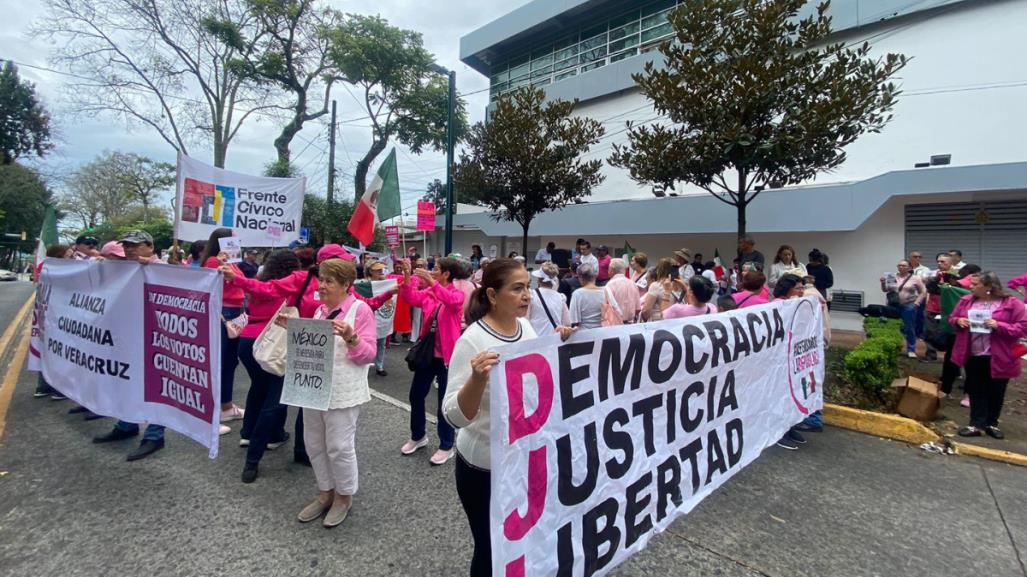 Protestan en Xalapa contra la sobrerrepresentación de MORENA