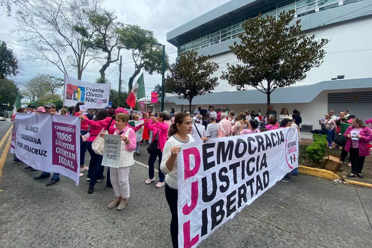 Protestantes se reúnen en Xalapa. Créditos: Rosalinda Morales.