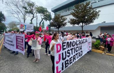 Protestan en Xalapa contra la sobrerrepresentación de MORENA