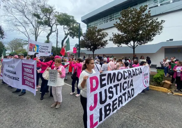 Protestan en Xalapa contra la sobrerrepresentación de MORENA