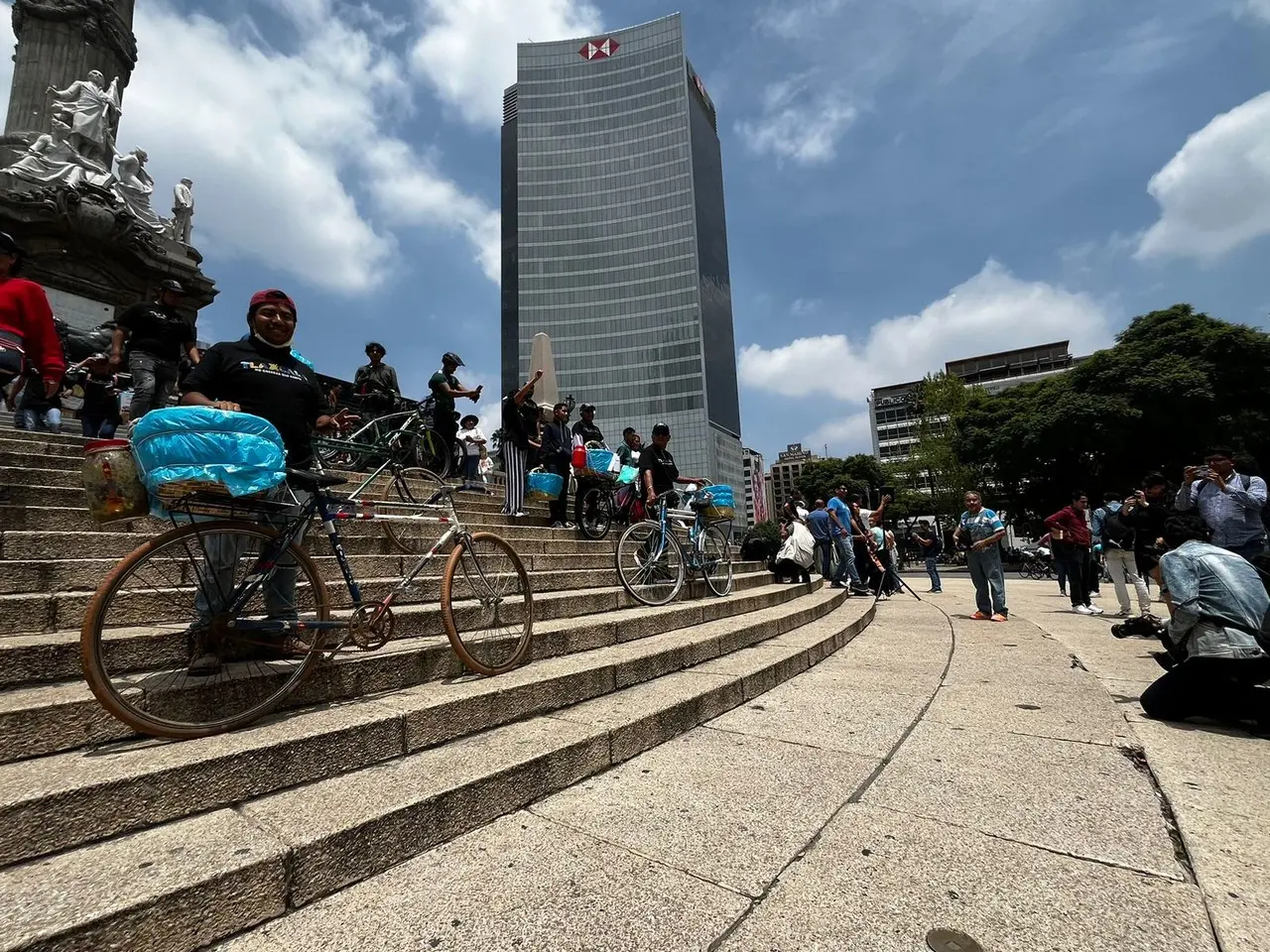 Distintos ciudadanos y personas de otros estados se reunieron en Reforma para probar los tacos de canasta. Foto: Iván Macías