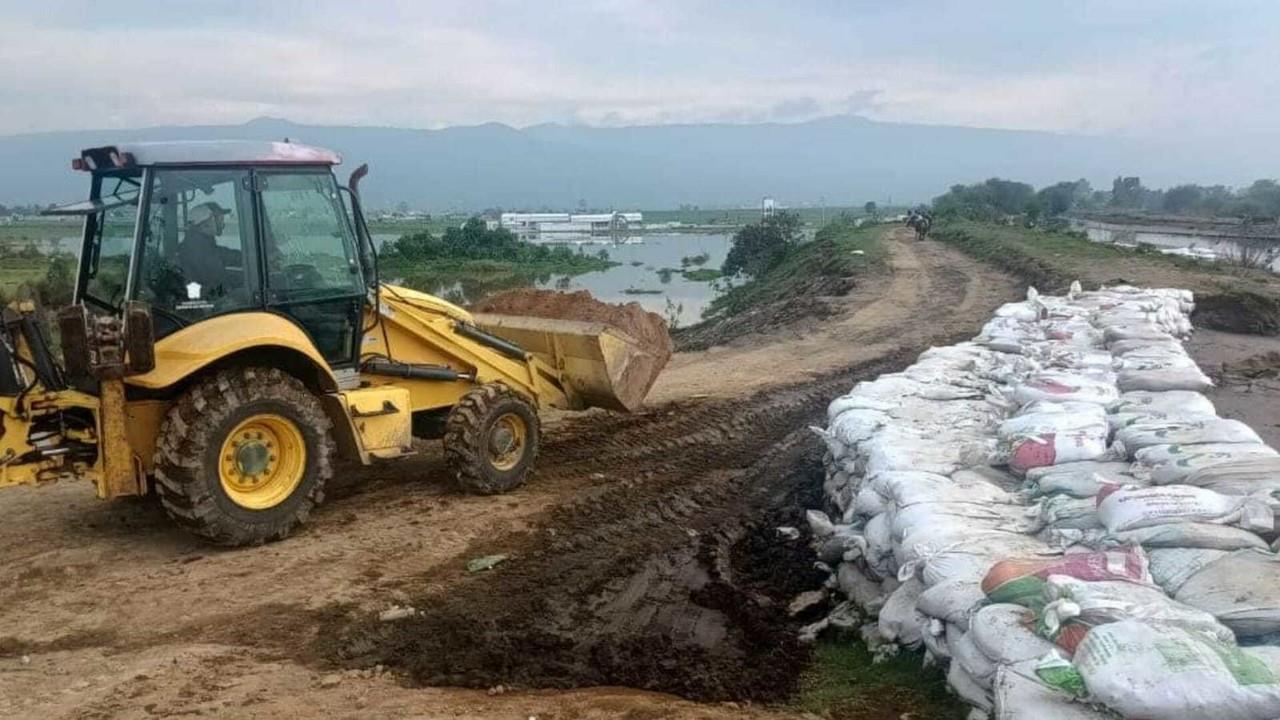 Los costales con arena que se colocaron en la orilla del Río Amecameca son para evitar escurrimientos de agua y más afectaciones. Foto: Gob. de Edomex