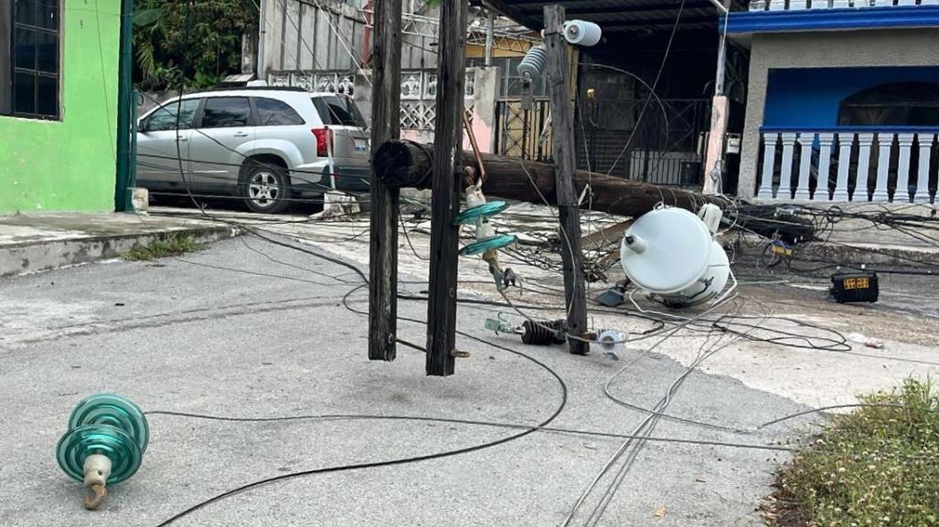 Cae poste de CFE y afecta a cientos de personas en Tampico