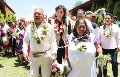 ¡Dan el sí! 27 parejas mazahuas se prometen siya en San Felipe del Progreso