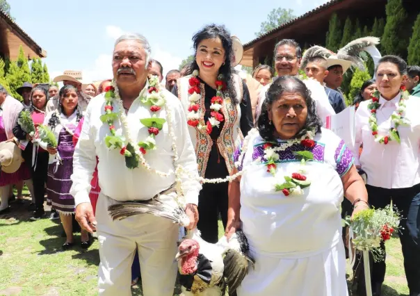 ¡Dan el sí! 27 parejas mazahuas se prometen siya en San Felipe del Progreso