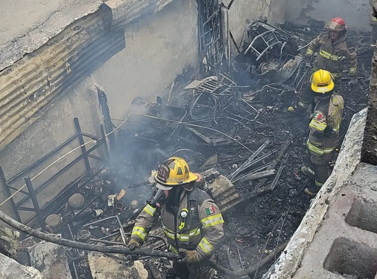 Elementos de Bomberos Nuevo León realizan maniobras tras un incendio en dos viviendas de la colonia Agrícola, en Monterrey. Foto: Facebook Protección Civil Monterrey